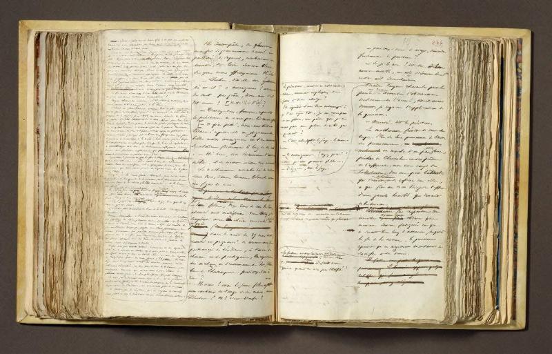 Manuscrit original de Victor Hugo exposé, témoignage de son processus créatif et littéraire